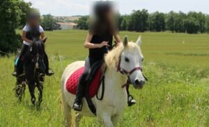 Enfants en promenade à poney