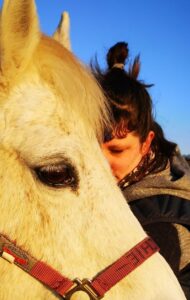 Femme câlinant un Poney