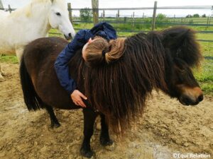 Adolescente hypersensible se relaxant avec un poney