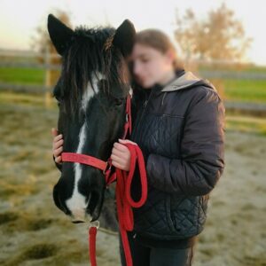 adolescente avec son poney de coeur Verdim